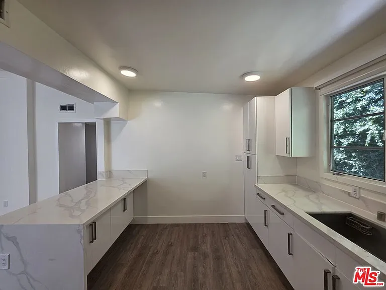 1635 S Beverly Glen Blvd #6 — Photo 36