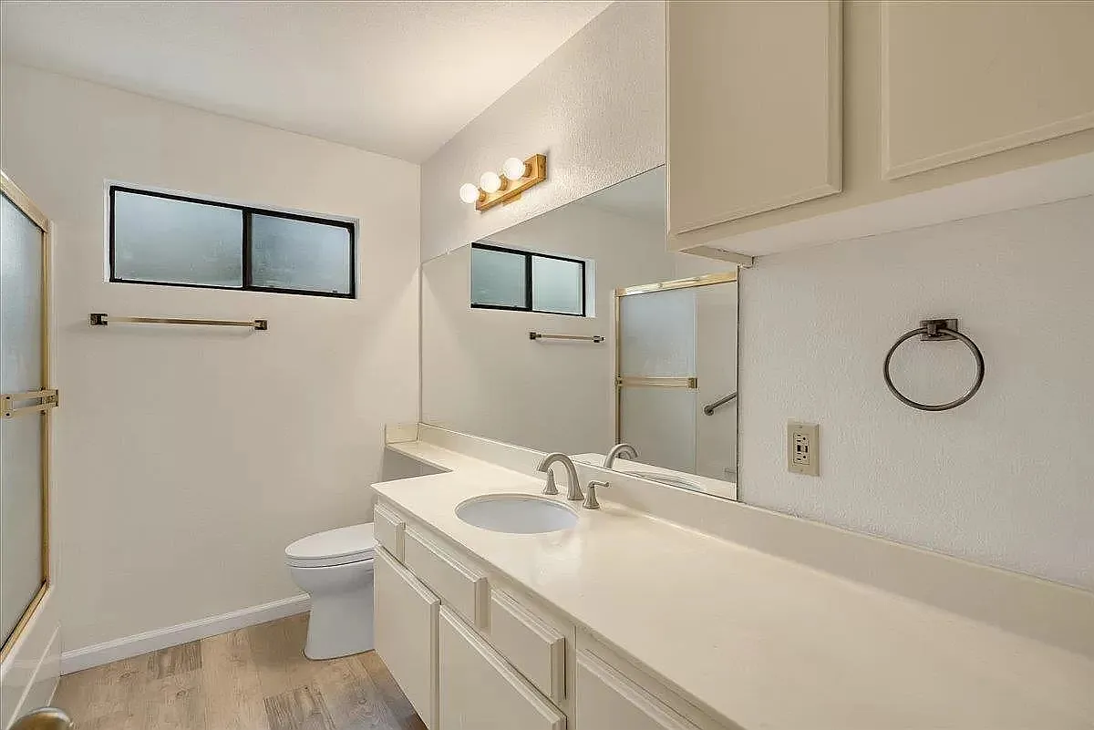Step into this fashionable 1 bedroom/1 bath condo — Photo 2