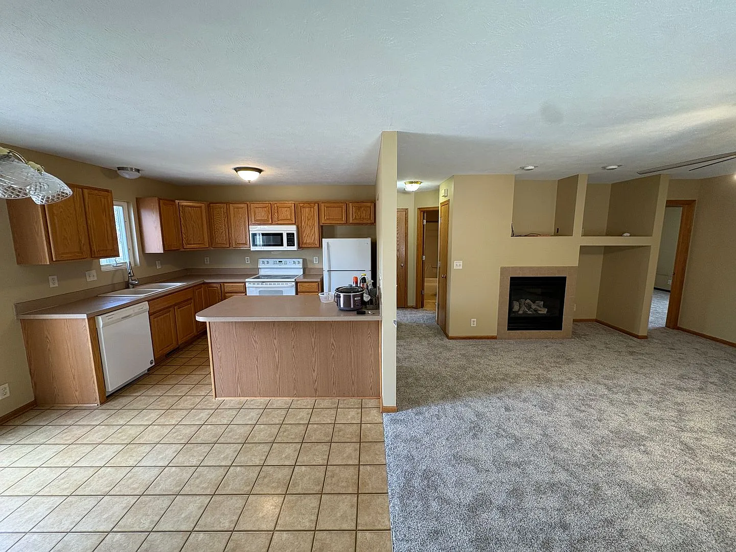 Townhome including Washer/Dryer, 2 Stall Garage — Photo 2