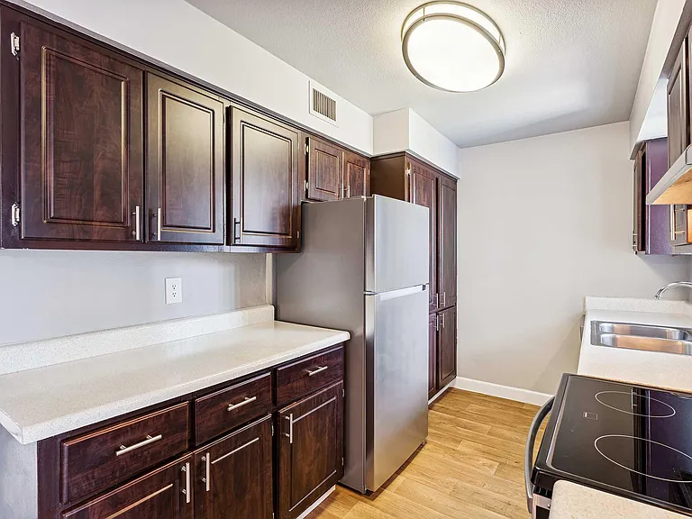 Sorrento Apartments — Photo 42