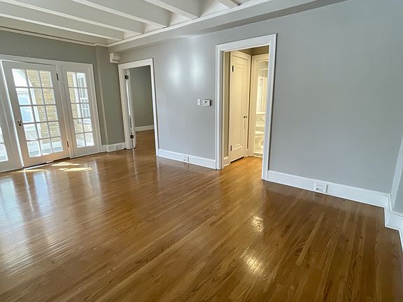 3rd image of 910 Ward Pkwy #11364162