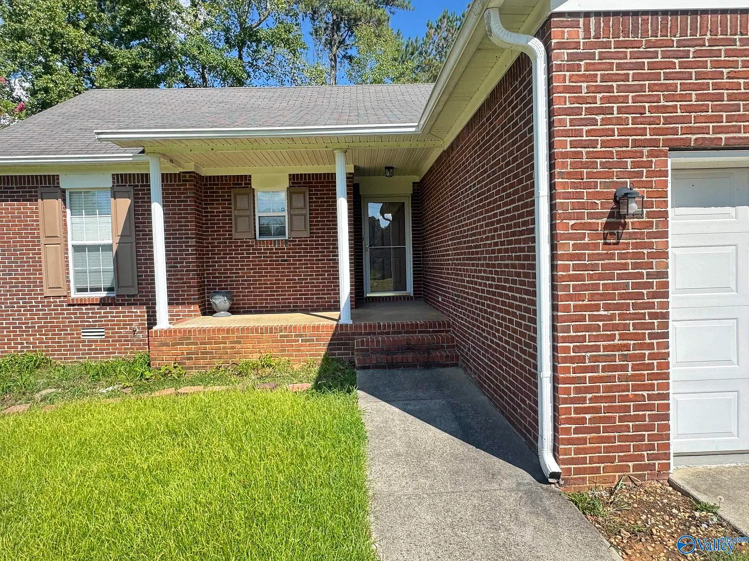 3 bed, 2.0 bath, 1327 sqft, $1,595 — Photo 3