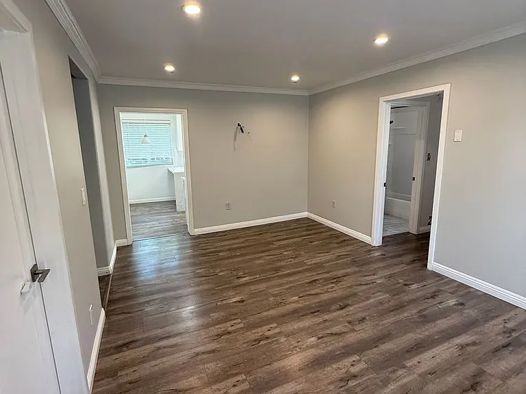 10610 Rhodesia Ave — Photo 17