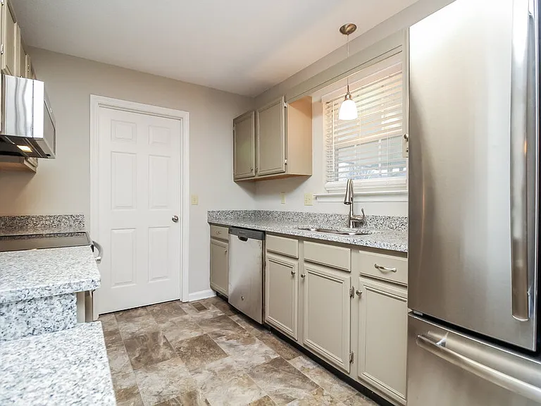 1906 Landmark Ln — Photo 6