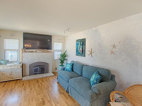 3rd image of 4700 Portola Dr