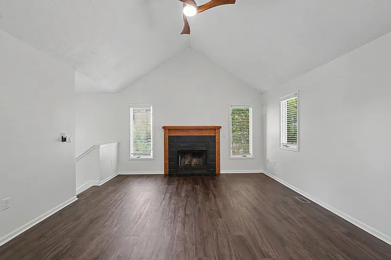 3 bed, 2.5 bath, 1600 sqft, $1,995 — Photo 3