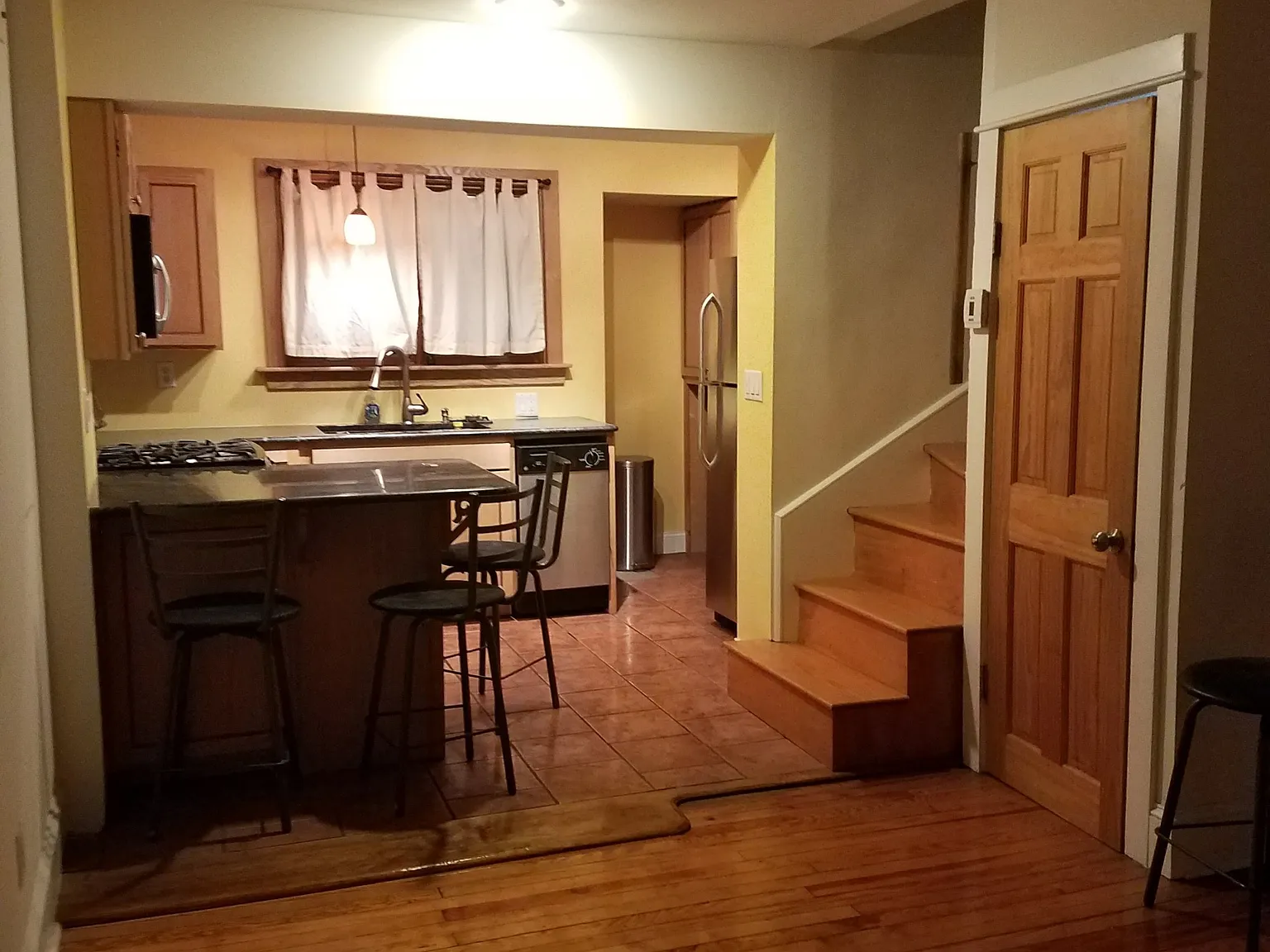 2 bed, 810 sqft, $2,025 — Photo 2