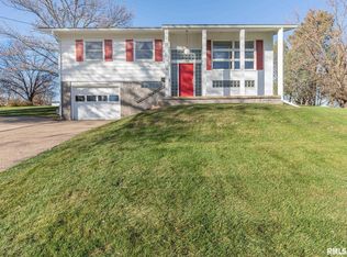 1102 W 51st St, Davenport, IA 52806
