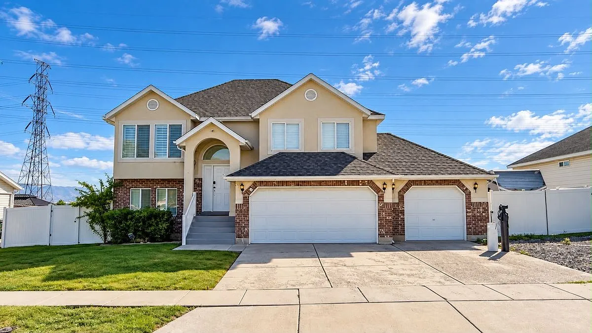 5 bed, 3.0 bath, 2018 sqft, $3,200 — Photo 1