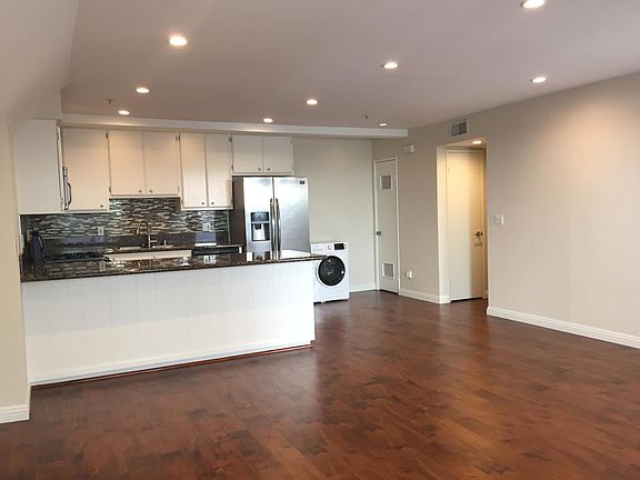 3rd image of 317 E Del Mar Blvd