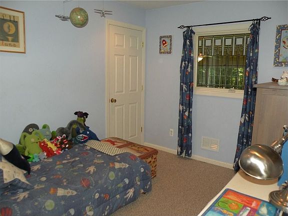 Bedroom w/Art Glass Window & Hardwood under Carpet