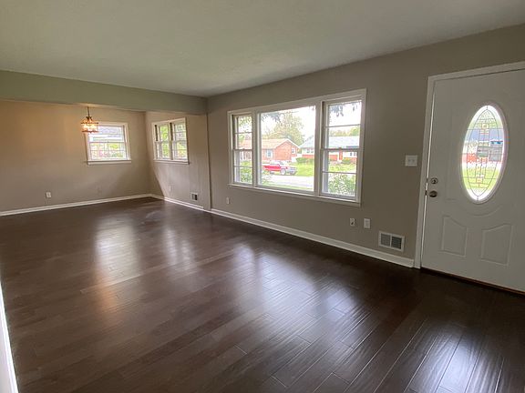 Living -> Dining room