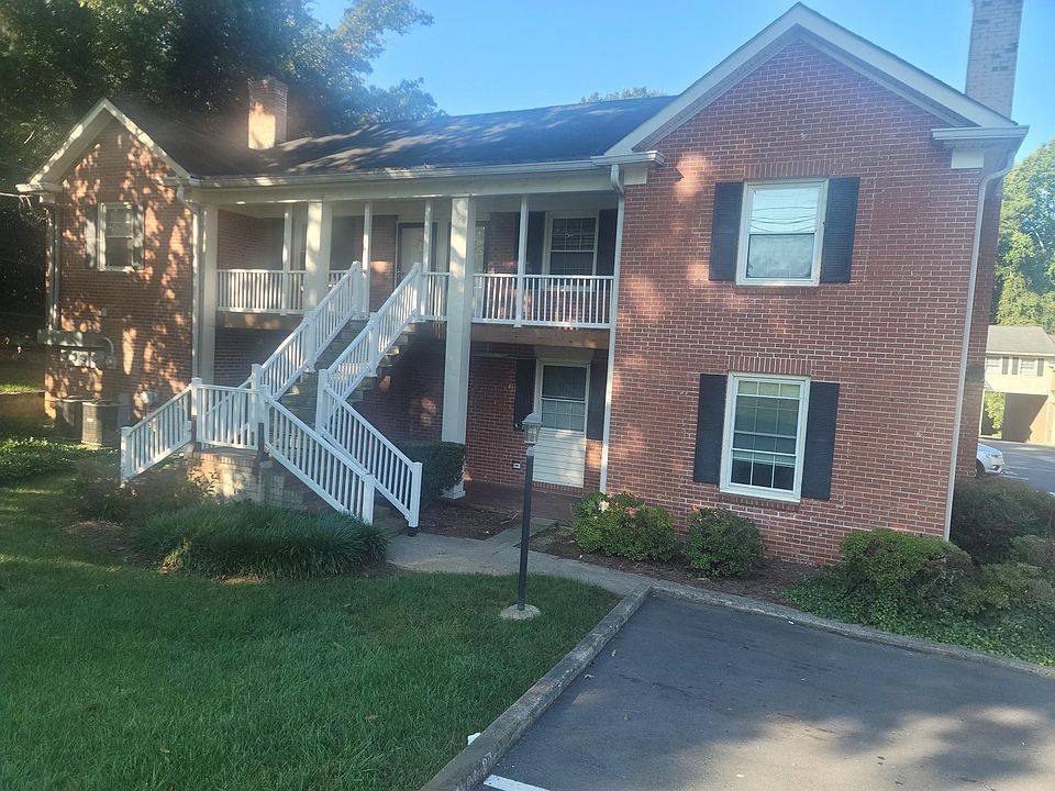Stratford Oaks Condo Complex