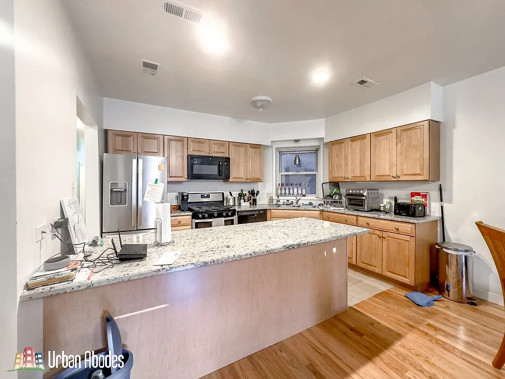 6711 N Sheridan Rd — Photo 2