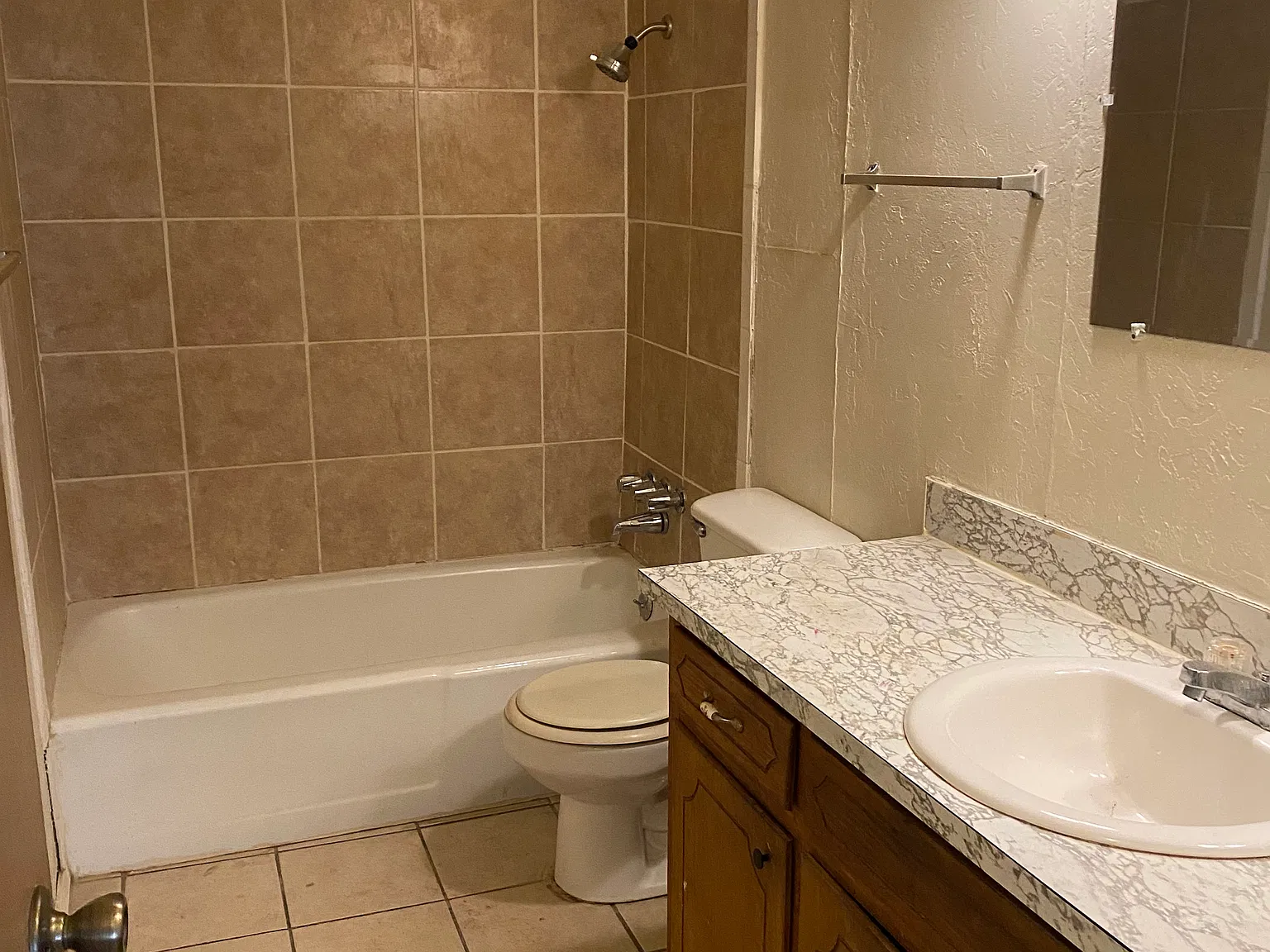 3 bed, 1.5 bath, 915 sqft, $1,025 — Photo 2