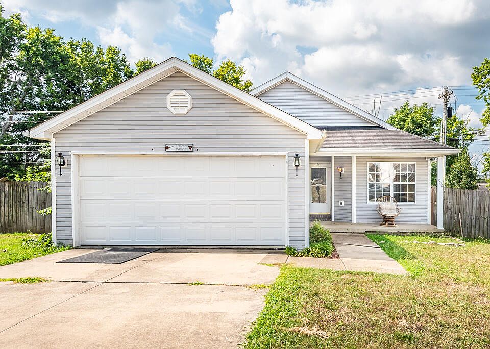 1st image of 900 Pinoak Dr