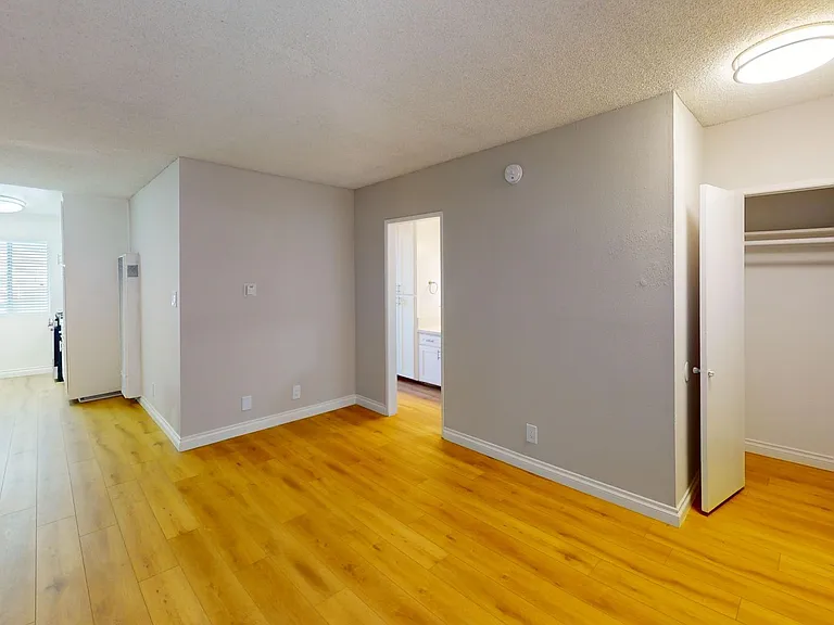 Royal Garden Apartments..Gorgeous Newly Remodeled Apartment Available...Great Location! — Photo 8
