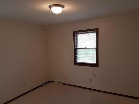 5th image of 3942 Camelot Dr SE