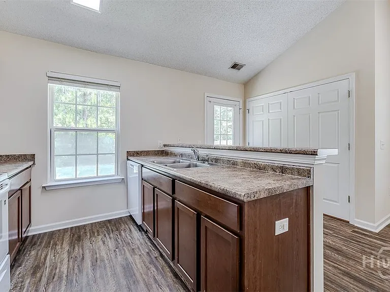 148 Willow Dr — Photo 11