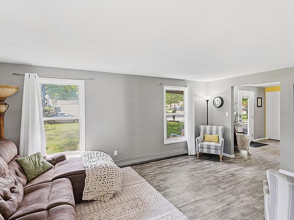 3rd image of 2000 Maple Ln