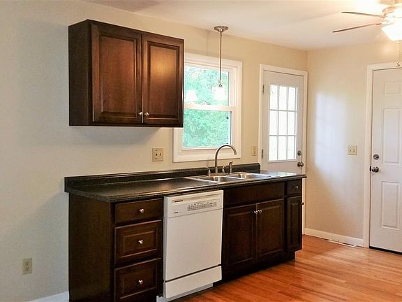 3rd image of 9 Birchwood Dr