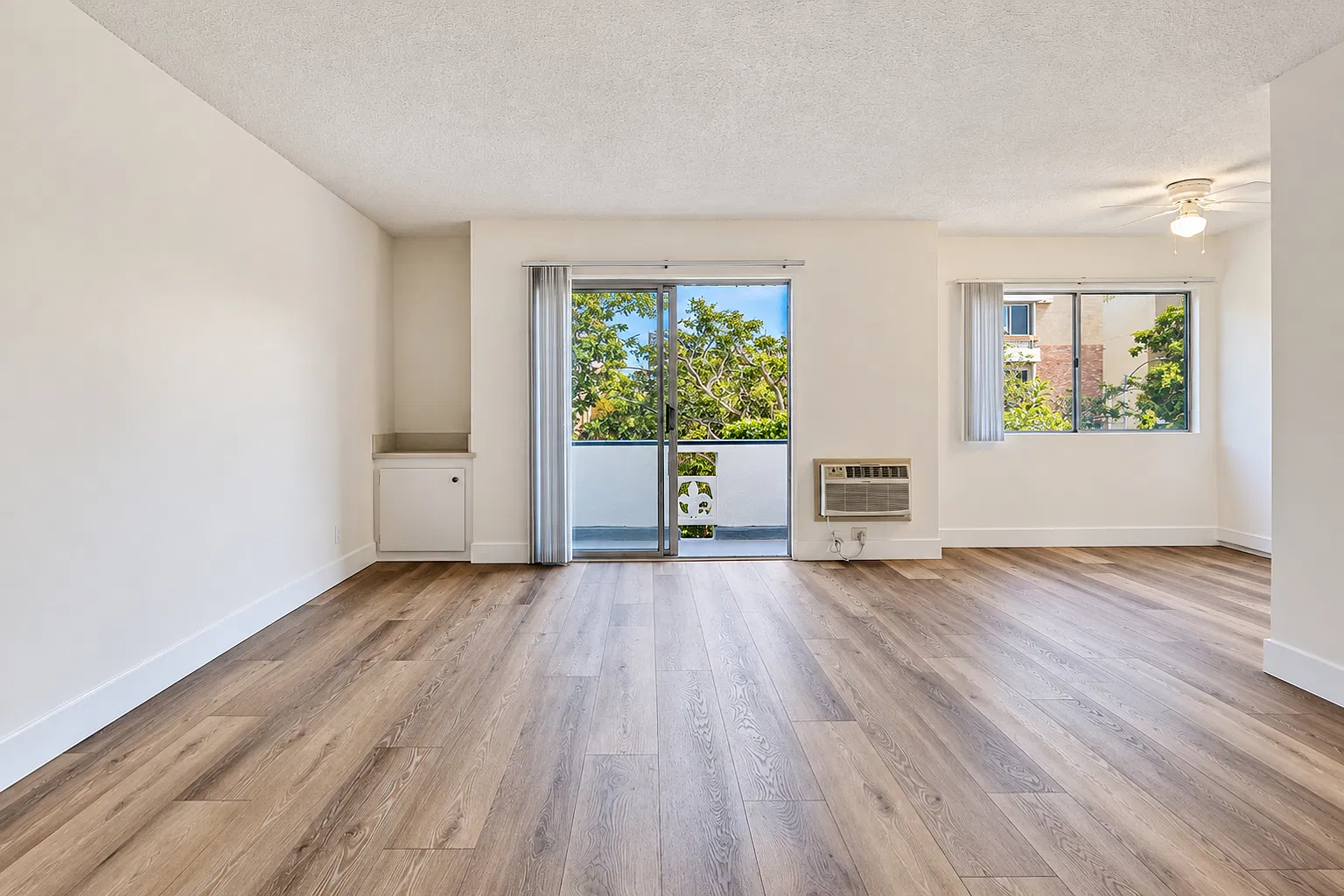 2 bed, 1000 sqft, $3,095 — Photo 2