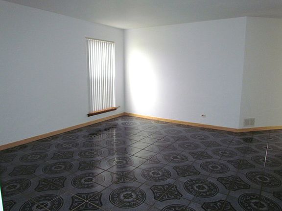 4th image of 2401 N Orchard Ln