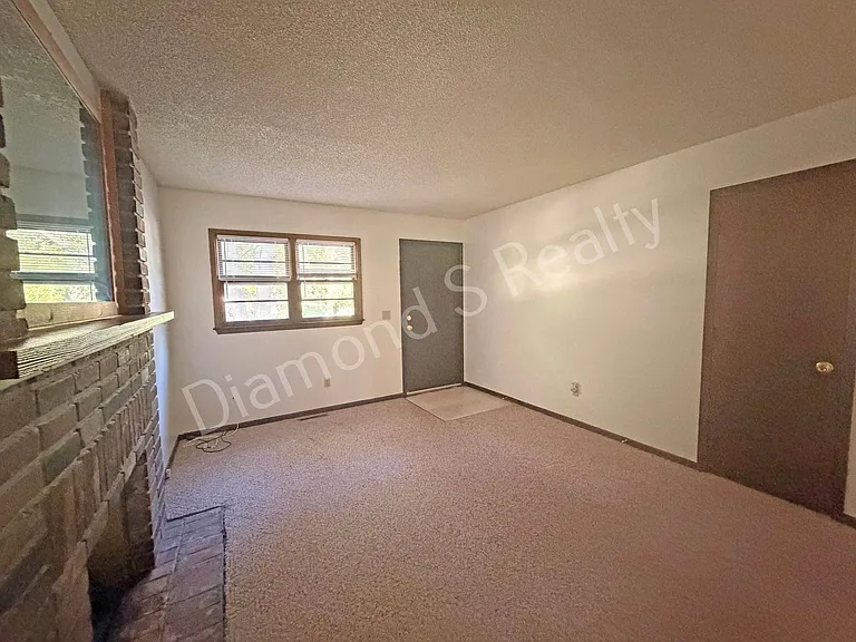 2750 N Howard Ave — Photo 4