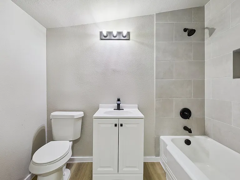 2332 E Houston St — Photo 11