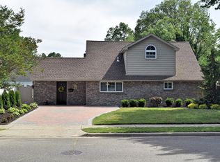 138 Rim Ln, Hicksville, NY 11801