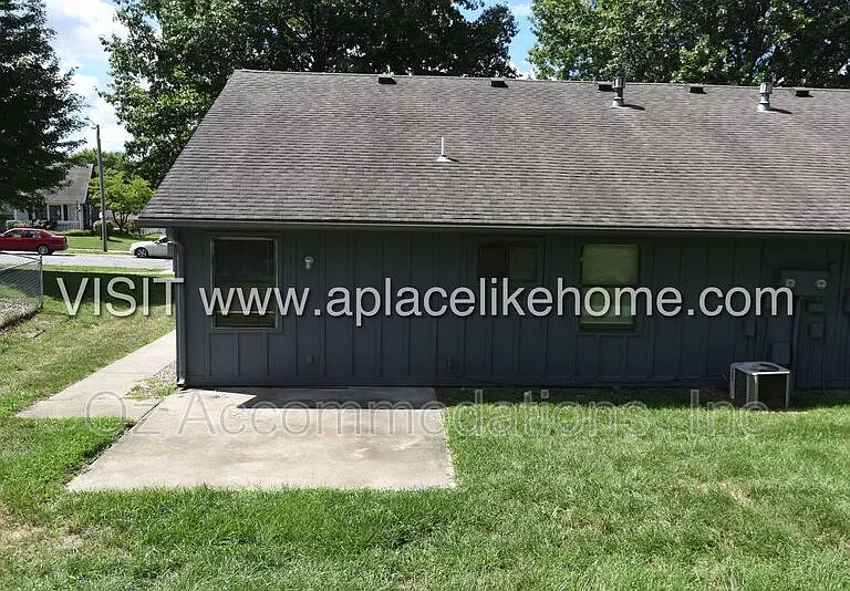 119 SE Greystone Dr — Photo 4