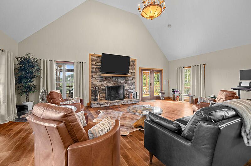 13th image of this home