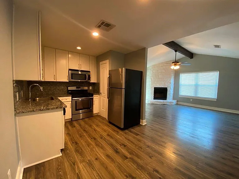 3411 Lynridge Dr #B — Photo 5