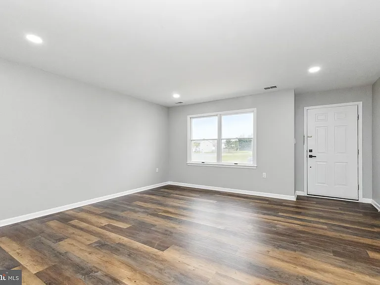 100 Heathrow Ln — Photo 4