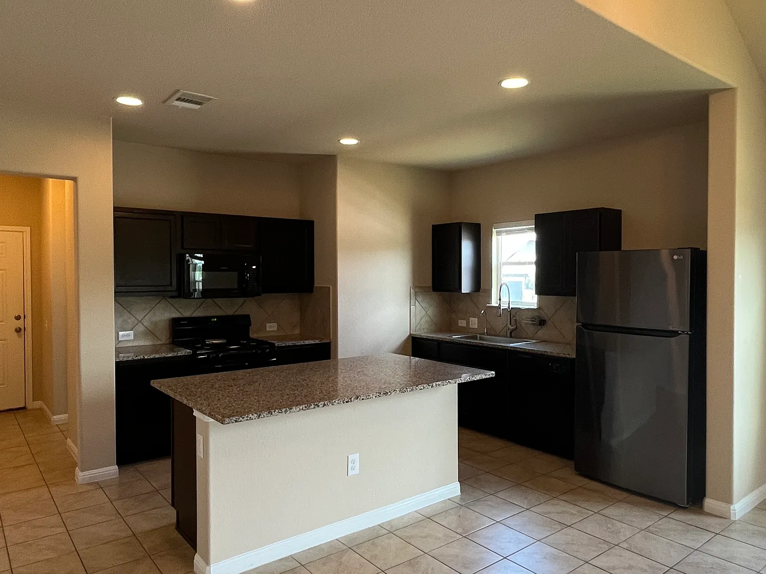 4 bed, 1849 sqft, $2,200 — Photo 2