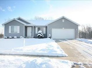 902 Peachcrest Ct NE, Grand Rapids, MI 49505