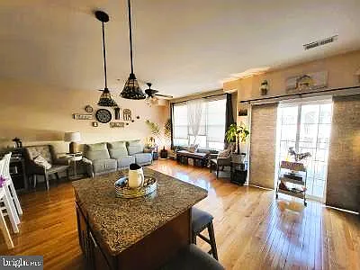 3 bed, 2.5 bath, 1593 sqft, $2,995 — Photo 3