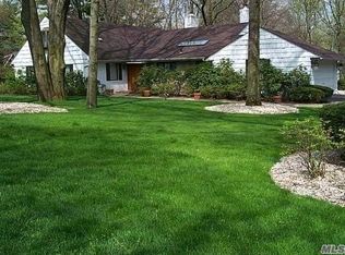 3 Kings Terrace Rd, Great Neck, NY 11024