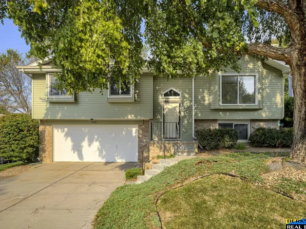 202 Carolina Dr, Papillion, NE 68133
