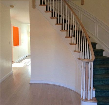 2-story foyer entry and staircase
