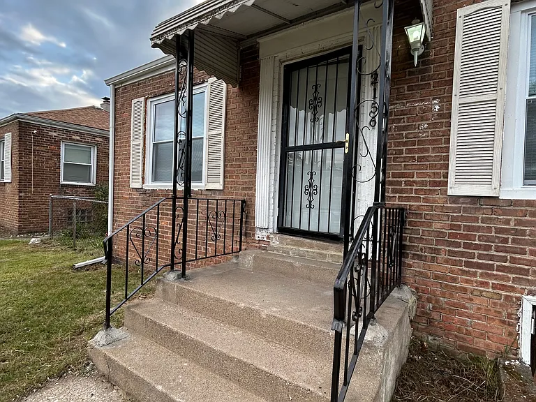 2156 Vermont St — Photo 3