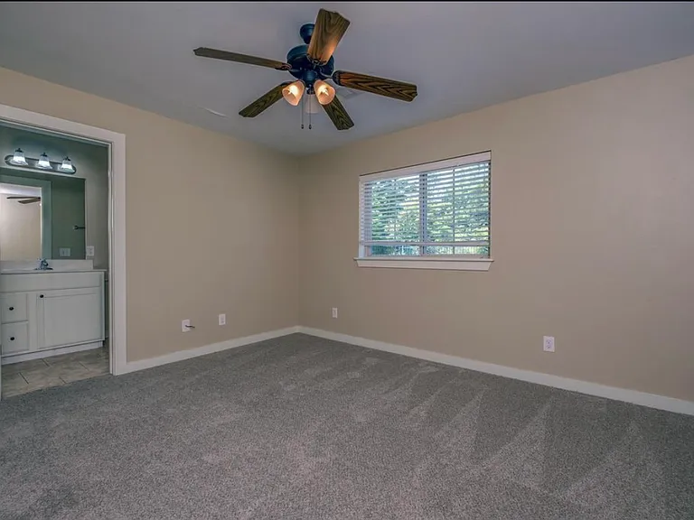 102 Venezia Ln — Photo 16