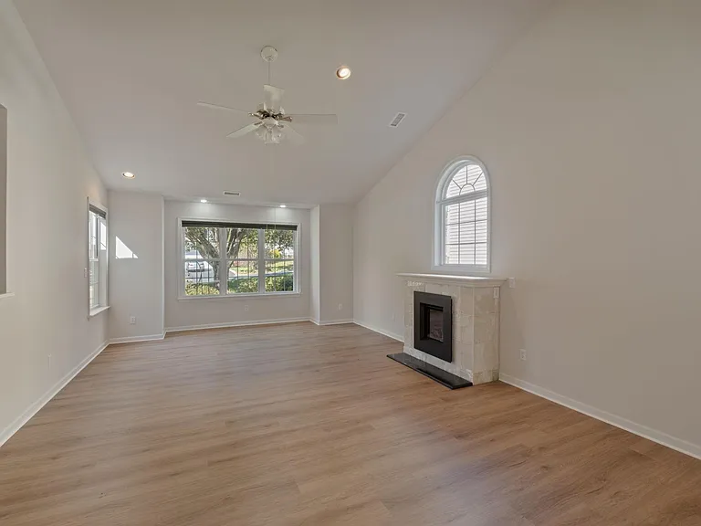 1081 Wintergreen Ln — Photo 15
