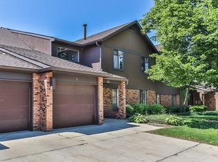 26 Creekside Cir APT B, Elgin, IL 60123