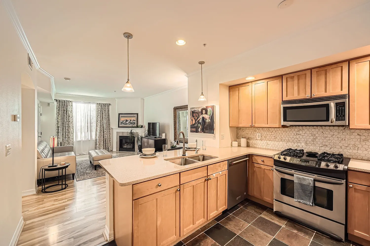 2 bed, 1074 sqft, $2,400 — Photo 3