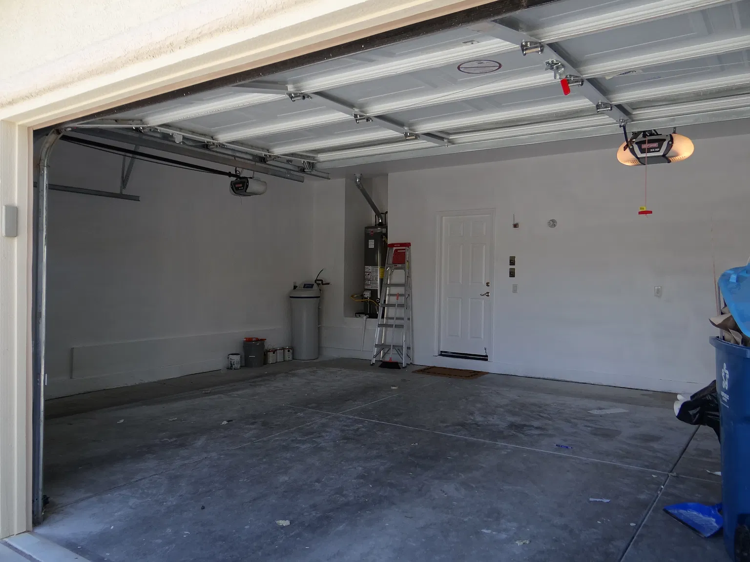 3 bed, 2443 sqft, $2,200 — Photo 2