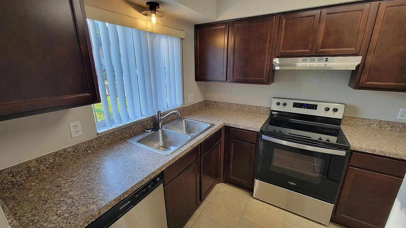 2 bed, 2.5 bath, 1088 sqft, $1,650 — Photo 4