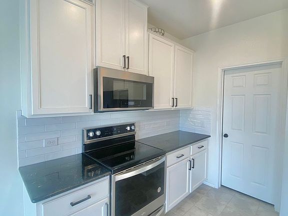 3rd image of 204 Benmyrtle Trl
