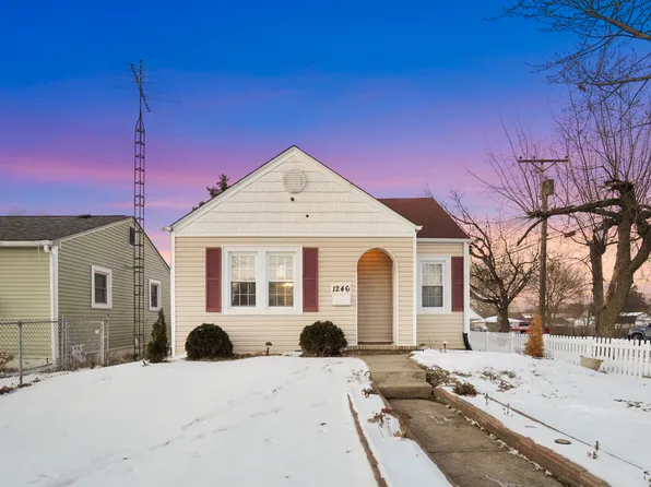 1246 Solfisburg Ave, Aurora, IL 60505