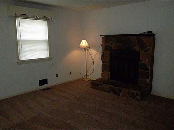 3rd image of 2412 Alder St